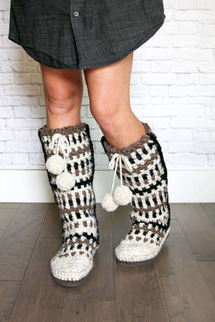 Free crochet slipper boots pattern. Love the modern look of these moss stitch stripes!